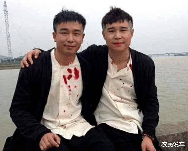 『陈小春』明星和替身的合照,陈小春已经够像了,最后一个娶了本尊的前女友