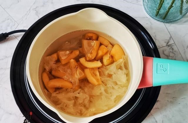 「枇杷」5月最该吃这水果，我家一买就是5斤，用来煲糖水，全家都爱喝