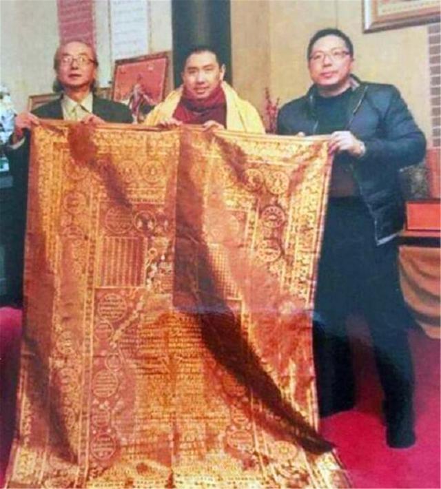 晓君侃史|他用九万买袈裟，专家称曾盖在死者身上不吉利，后拍出1.3亿