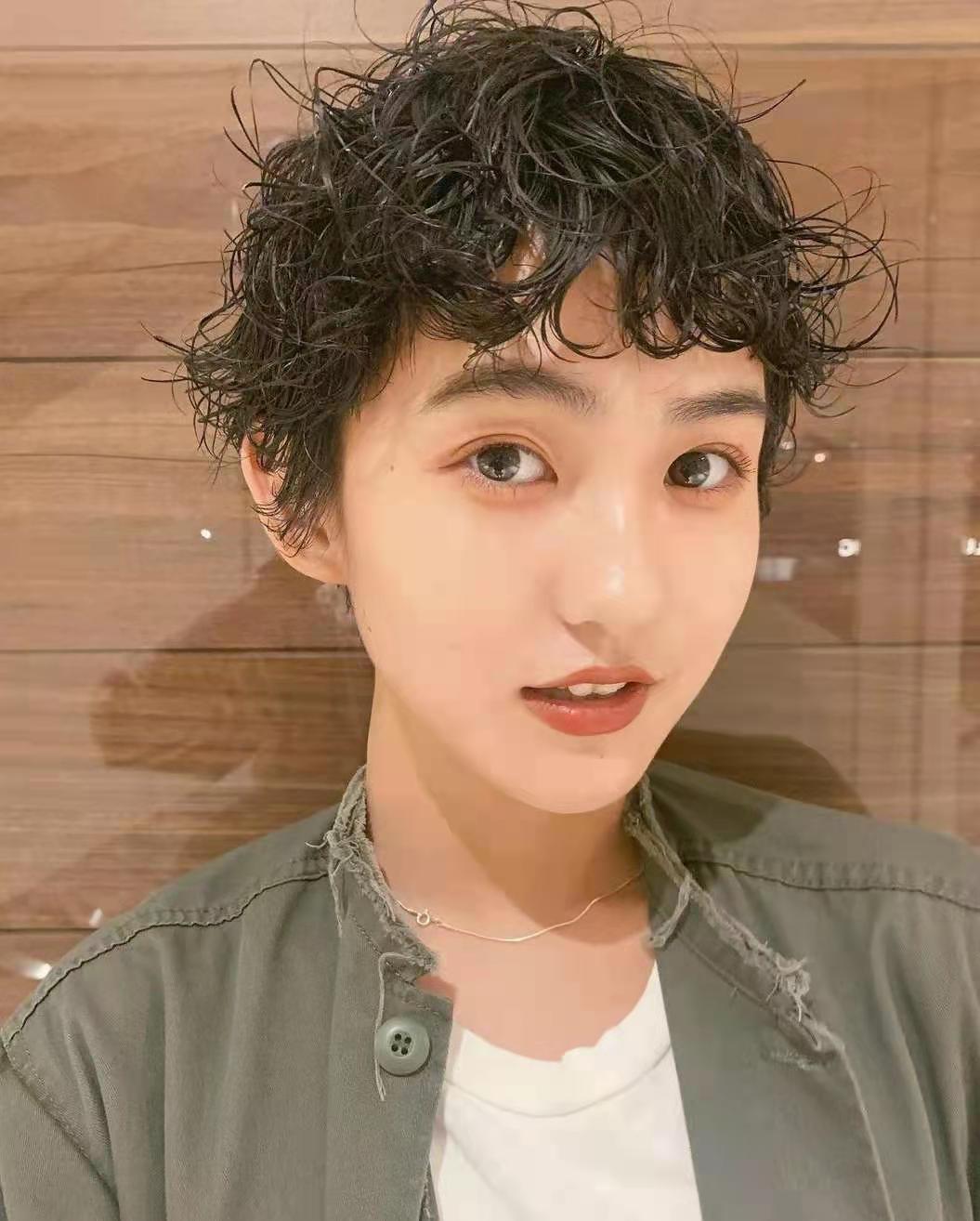 发型|适合18岁到40岁女人的卷发，年轻人烫简约时尚，中年人烫洋气减龄