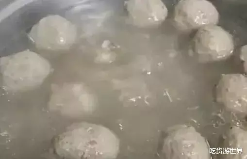 火锅■跟异性一起吃火锅时，建议不要点这4种菜，女服务员：谁点谁尴尬