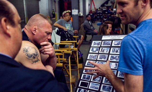 布洛克·莱斯纳|WWE大布新照曝光，胡须一大把，心情不错！本周NXT与AEW收视对比