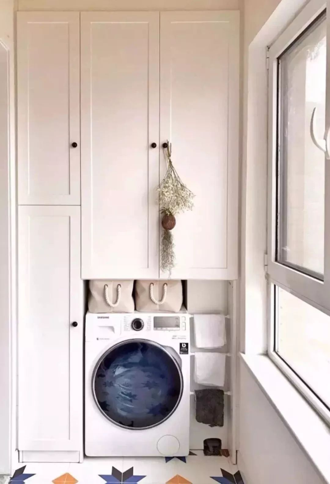 阳台位置小，洗手盆装不了，放洗衣机有余！怎么利用？