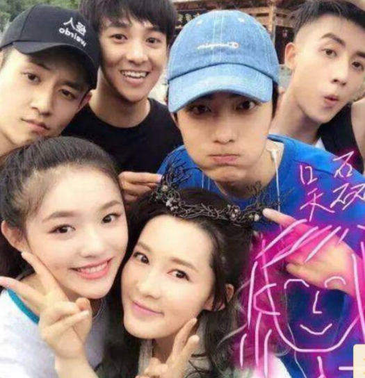 李沁|李沁被曝新恋情？《跑男》被王嘉尔一把搂住，发文疑暗藏甜蜜