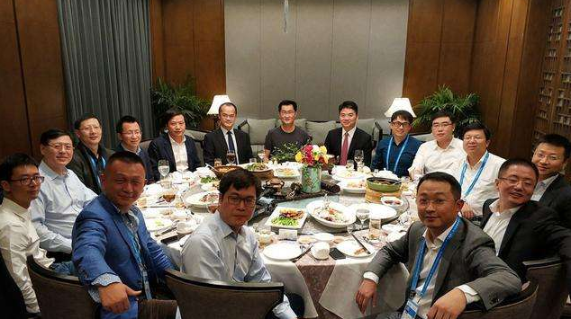 『雷军』阿里腾讯谁更强？网友：阿里甩腾讯一条街不止？