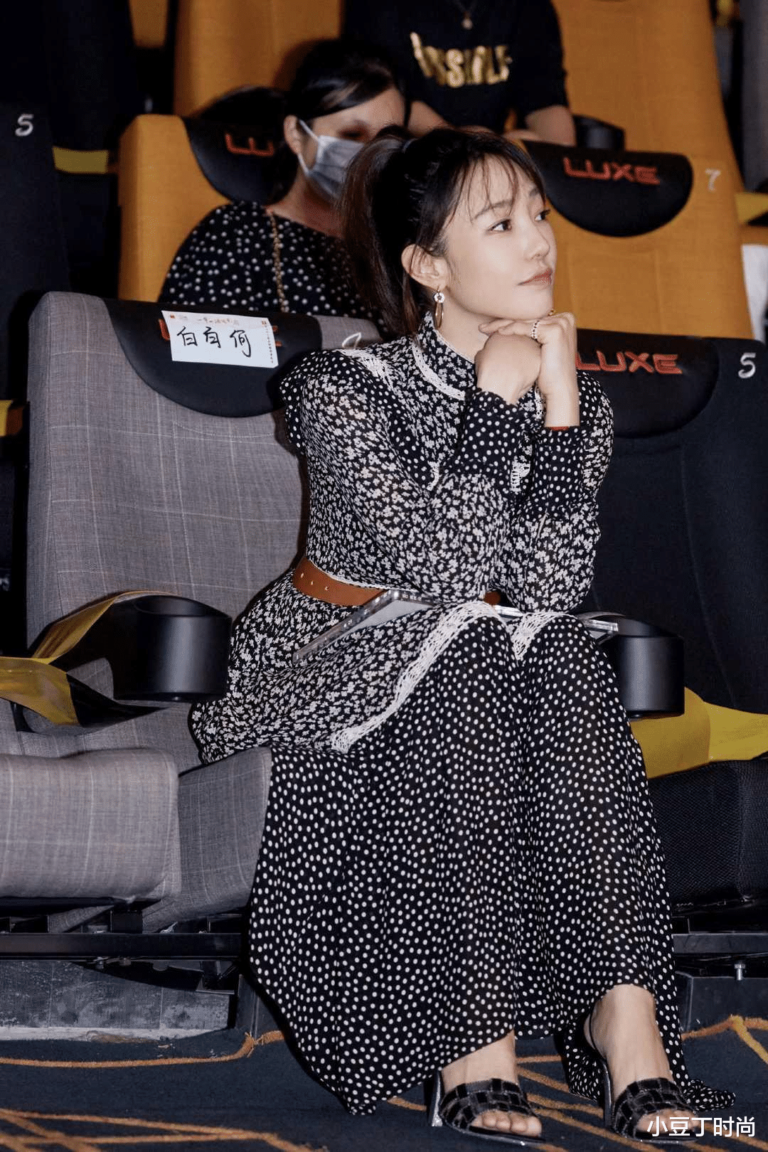 连衣裙|白百何瘦下来真会穿，高领碎花连衣裙配高马尾，气质高级大气