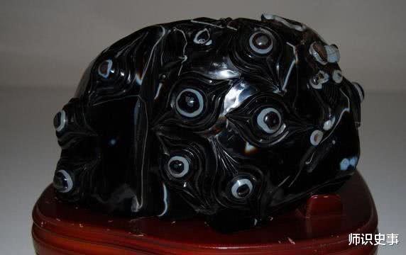 『标题党』男子钓鱼被“眼睛”绊倒，回头一看大喜：自己捡到宝了！