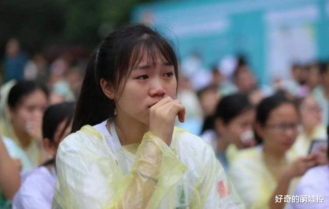 大学|高考451分进入三本大学，学费每年要1.8万，见到室友后想“退学”