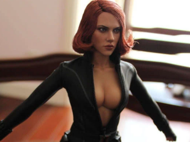 「斯嘉丽·约翰逊」复联2：寡姐喜欢班纳还是浩克？这2处镜头，瞬间暴露真实想法！