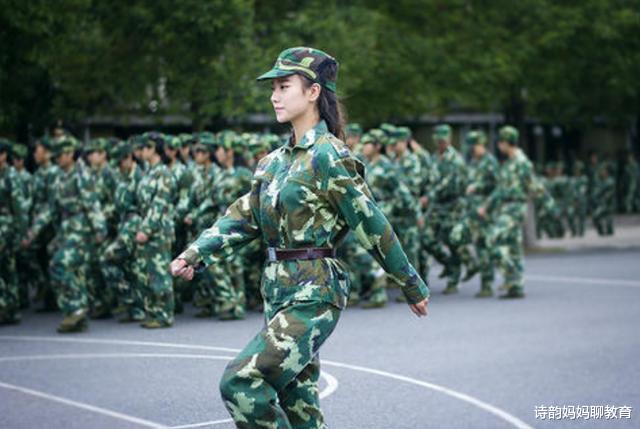 大学|大学军训时，为啥教官总是盯着女生看，大一新生：幸亏早知道