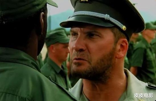 央视:就在2天前,央视再次重播这部硬汉片,它的意义不仅是振奋人心