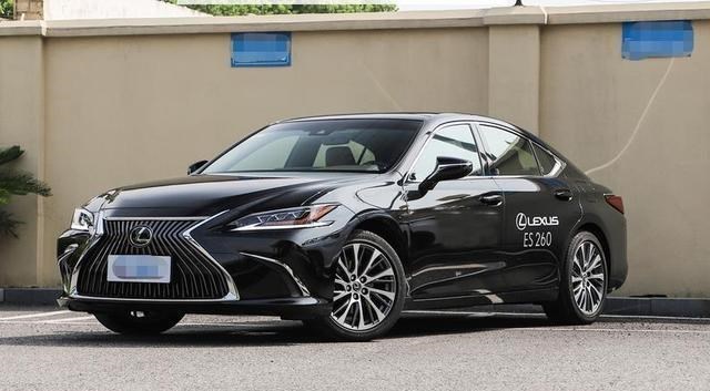 宝马5系|43万喜提雷克萨斯ES300h,2个月后再开宝马5系,车主:后悔了!