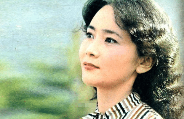 春晚|她是春晚主持，吞下300颗安眠药自杀，被抢救7天7夜，今74岁风采依旧