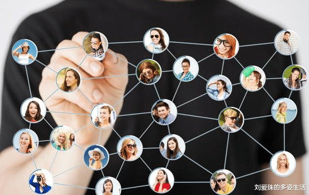 []两个领导相遇，你先介绍谁？牢记这3个原则才不会吃亏！