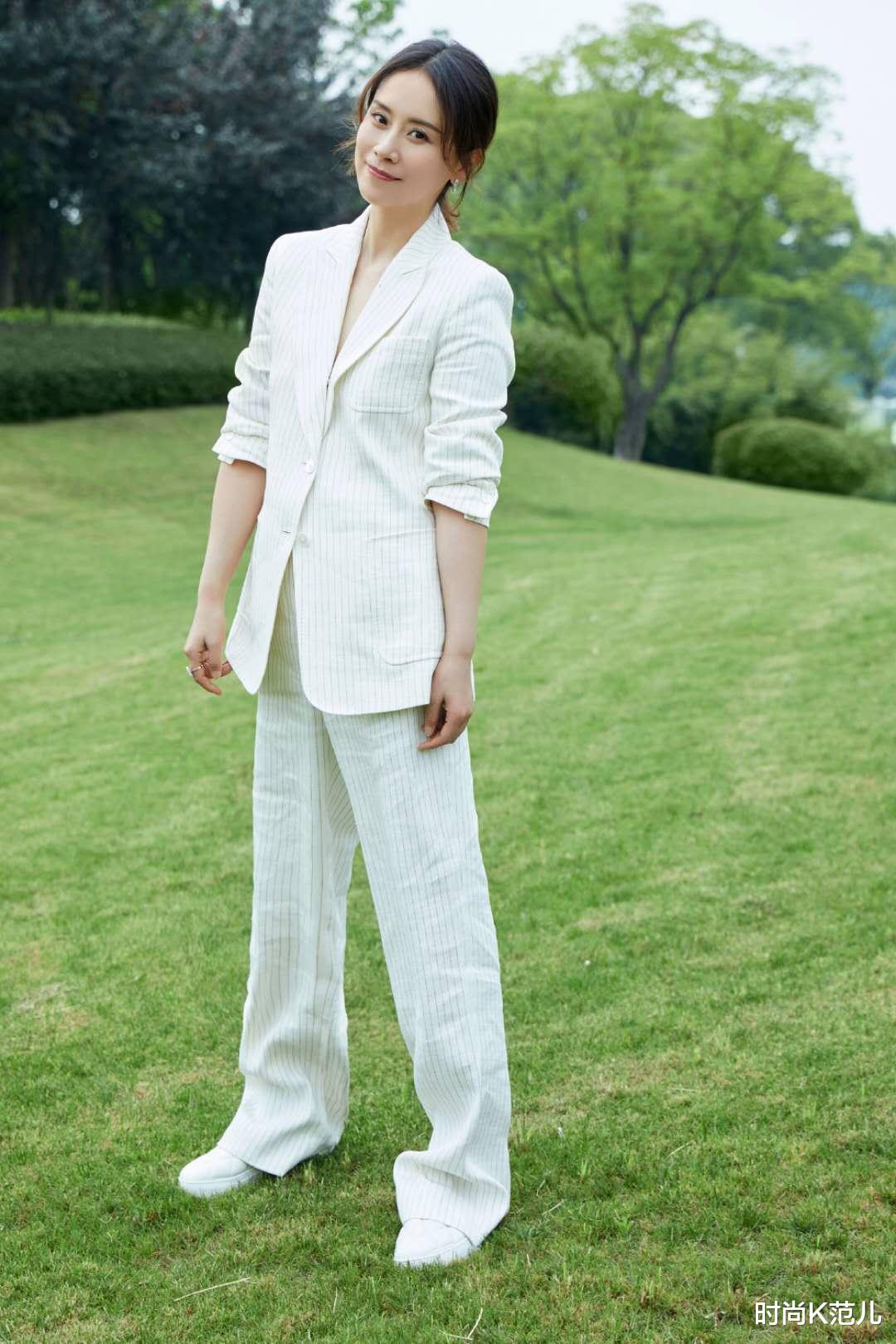 [西装]42岁海清留长发更有气质，穿一身白色条纹西装，又飒又美十分出众