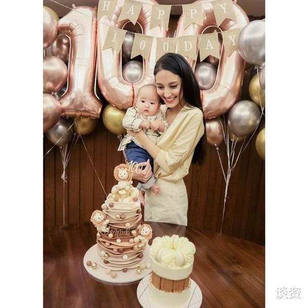 景甜|郑嘉颖一家四口亮相，网友惊叹51岁爸爸像30几岁，两儿子颜值逆天