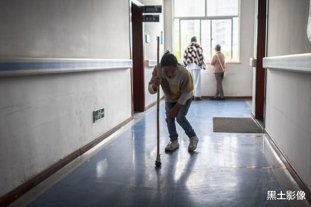 『陕西』媳妇熬不住寂寞外出打工跟了有钱人,他把残疾女儿养大自己却倒下了