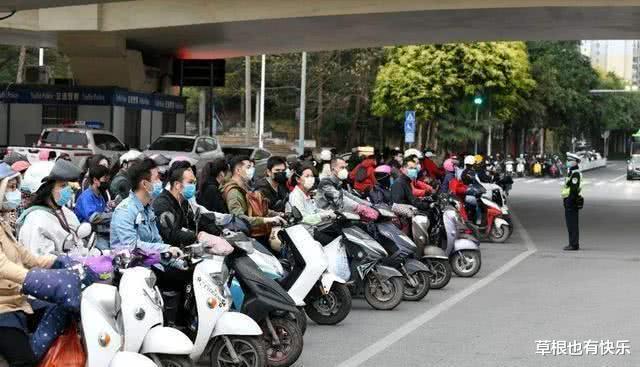 「电动车」“头盔”还没抢到，电动车又一新规来了，老百姓：没钱买车也有错