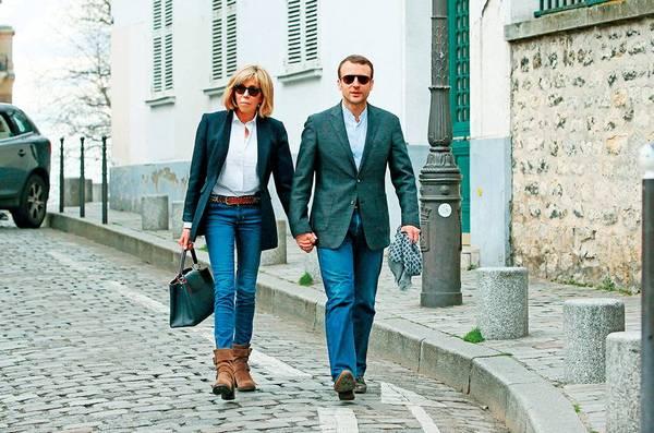 法国总统：法国总统挺爷们！领大25岁老婆玩像哄小孩，老婆一头扎他怀里撒娇