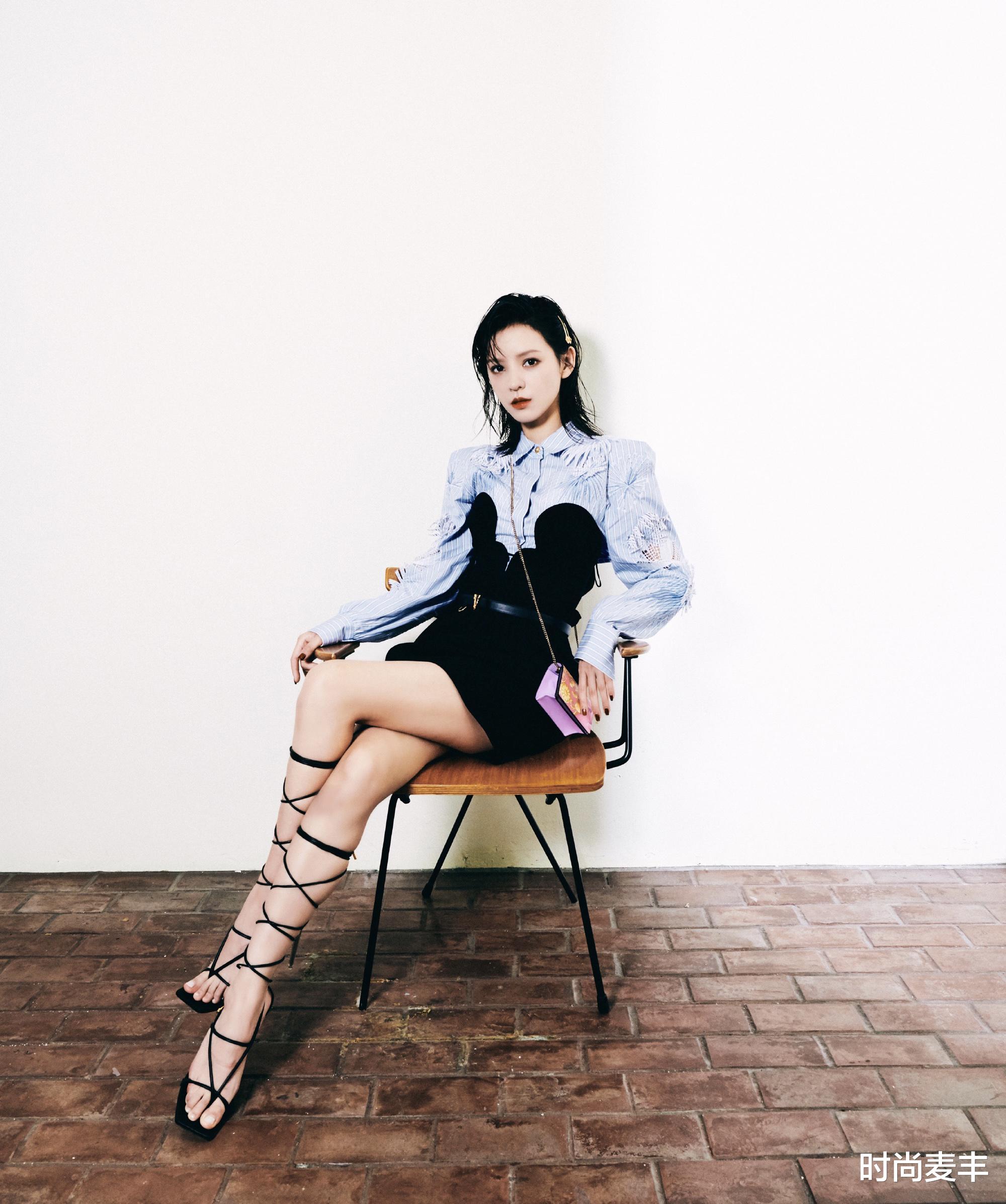 穿衣搭配|张予曦太惊艳了，皮连衣裙两款式拼接，双马尾配皮靴如动漫人物