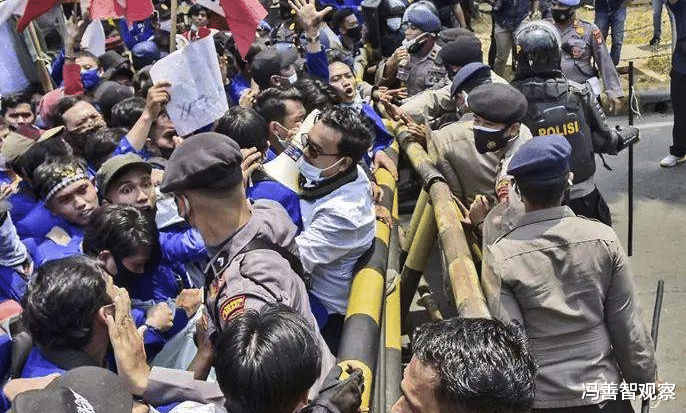 印度|和周边国家对峙激烈之际，印度爆发内乱，莫迪照片被抗议者焚烧