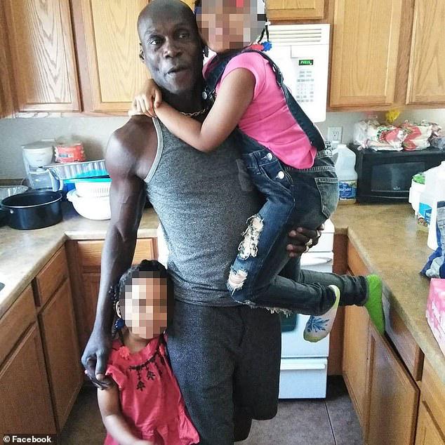 警察■黑人男子违反交规被多名警察按地上，17次求饶无法呼吸最终死亡