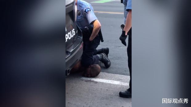 [美国]白人警察跪压黑人颈部导致窒息死亡，彻底点燃美国黑人们的怒火