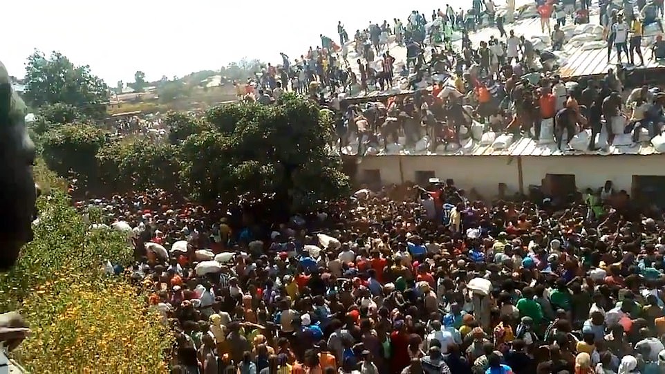 尼日利亞數千民眾洗劫政府糧倉，掀翻屋頂，墻被戳出窟窿-圖2