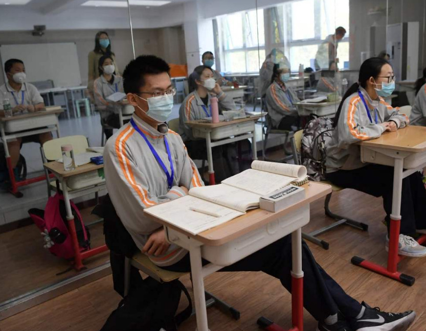 教育部|教育部宣布2个坏消息，学生苦不堪言，家长怒了：要读不起书了