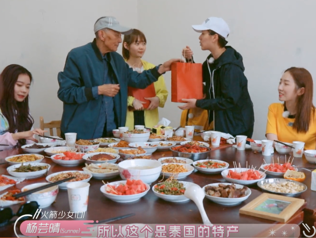 段奥娟|杨超越送段奥娟爷爷麻花,孟美岐送牡丹花饼,吴宣仪的礼物最实在