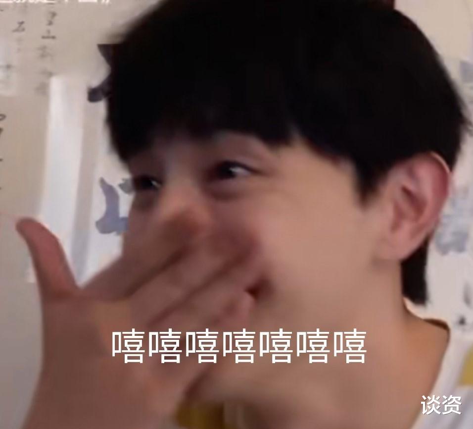 邓伦@邓伦看李佳琦涂口红秒，没见过世面的样子引爆笑，真憨憨直男