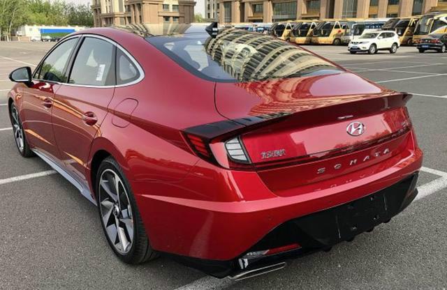 现代索纳塔@比雅阁还漂亮!全新索纳塔抢先看,当打开车门的瞬间,放弃帕萨特