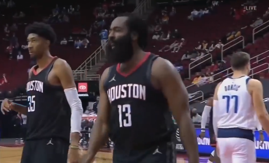 火箭队|狂轰38+8+5！火箭三巨头打疯了，考辛斯驱逐出场，东契奇半场20分