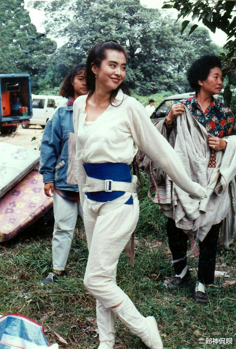 李小龙|无法重拍的瞬间：拉黄包车的李小龙，听MP3的狄仁杰，搭肩刘晓庆的铁榔头