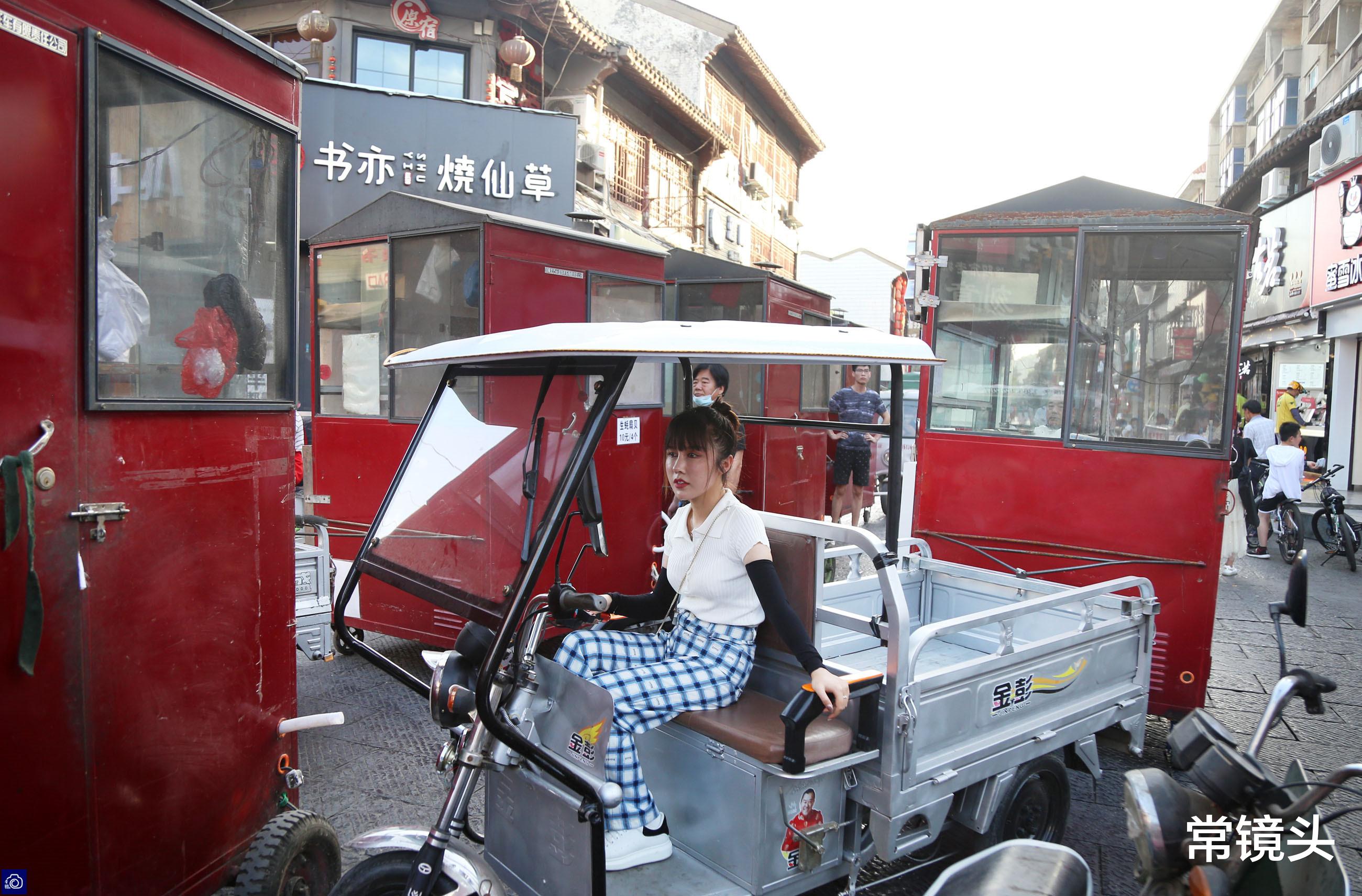 ##月收入从4万降到1万，美女老总兼职摆地摊，因顾客太多3天累瘦6斤