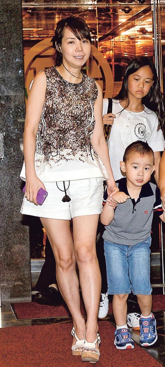 [刘銮雄]刘銮雄前女友女儿罕见爆照，收父亲2亿元的珠宝，连声爸爸都不喊