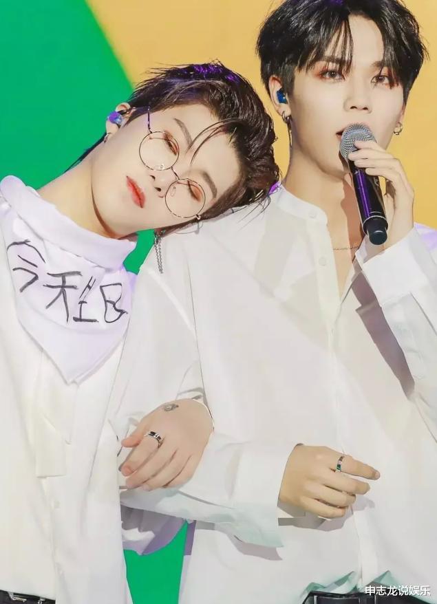 【范丞丞】合影,范丞丞给众人P图,贾玲显瘦不止一半,看了关晓彤笑懵了