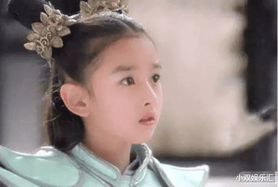 「宋祖儿」宋祖儿这是什么“神仙发育”,足足5颗扣子都撑不住,真接地气