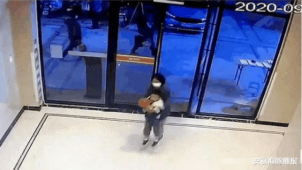 安徽海豚播报|戴口罩女子抱走男童，社区总动员助破案，女子被抓时说：凭什么啊