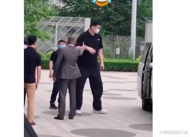 姚明：姚明与央视众人握手道别！于嘉伸手遭无视，追上去打姚明屁股
