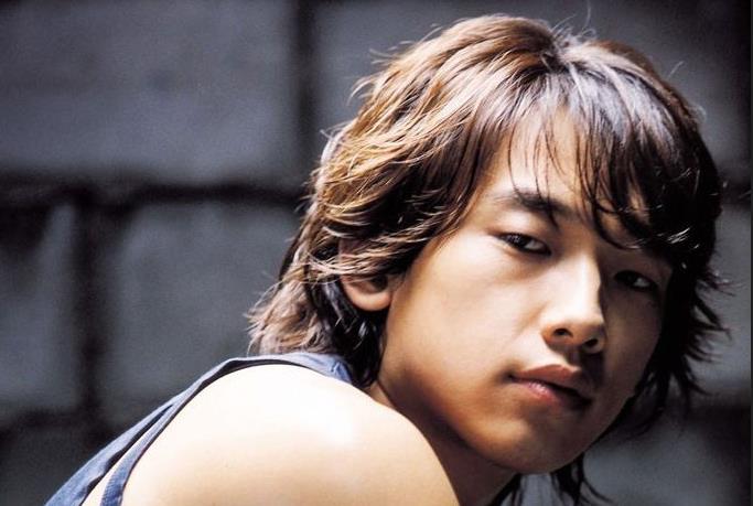 郑智薰▲穷小子被断言红不了,如今登顶亚洲舞王,娶走韩国第一美女