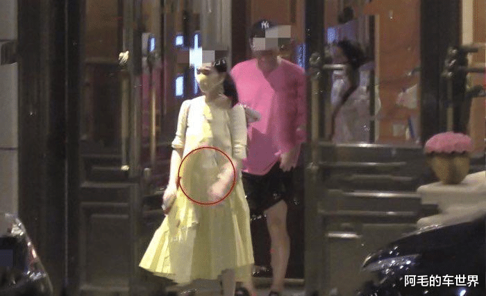 范冰冰|范冰冰七夕约会被抓包！双手摸肚走路太小心，发福被吐槽：像怀孕