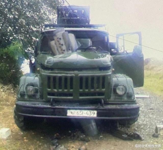 大批俄軍裝甲車抵達亞美尼亞邊境，到處懸掛俄羅斯國旗，警告惡鄰-圖4