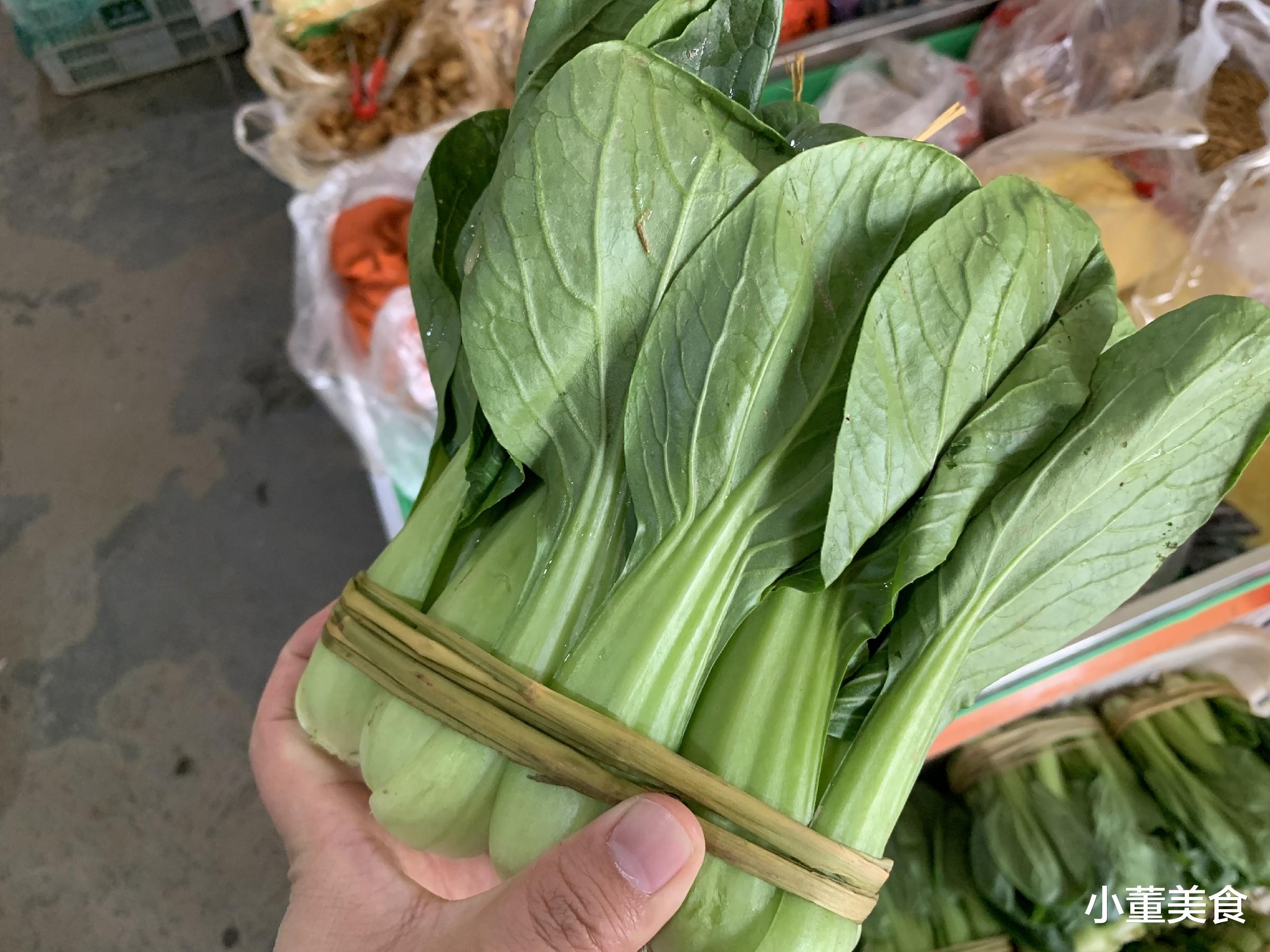 青菜|炒青菜为啥出锅总是发黑？大厨教你正确做法，青菜鲜嫩翠绿不发黑