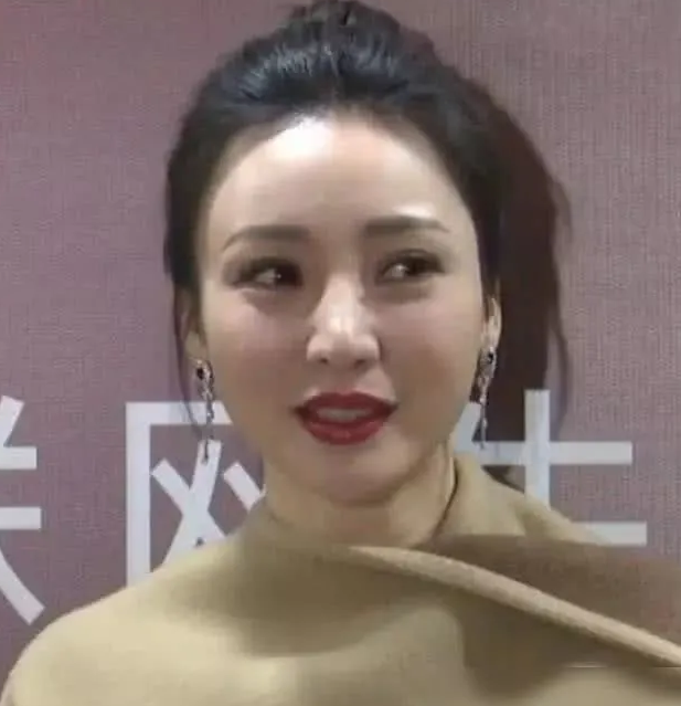 #柳岩#柳岩得罪谁了?出席活动被恶意关掉美颜,40岁的样貌真实的让人意外
