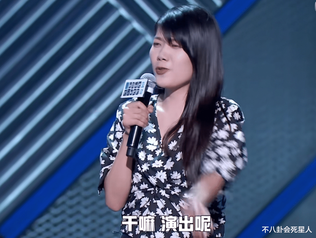 郑爽|郑爽《脱口秀》再现没素质坐姿，穿鞋踩凳子，节目尽力掩护都没用