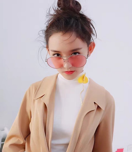 『齐刘海』都说蒋依依只适合露额头发型，当看到罕见齐刘海，效果令人惊讶！