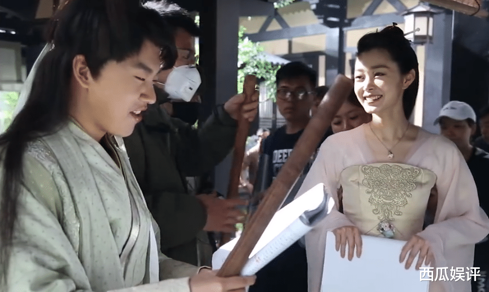 郭麒麟|《赘婿》晒郭麒麟“大婚照”，看清旁边坐的女主，观众都笑出声