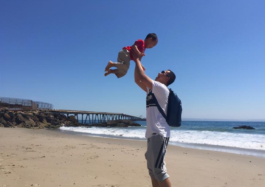 谷智鑫|他因拍戏摔成瘫痪，不顾准老婆怀孕选择自杀，今一家三口甜蜜幸福