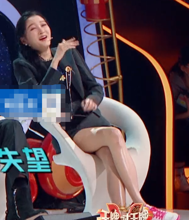 『关晓彤』关晓彤的腿是涂了“精油”吗？当镜头扫过她的侧身照，双腿油到发光